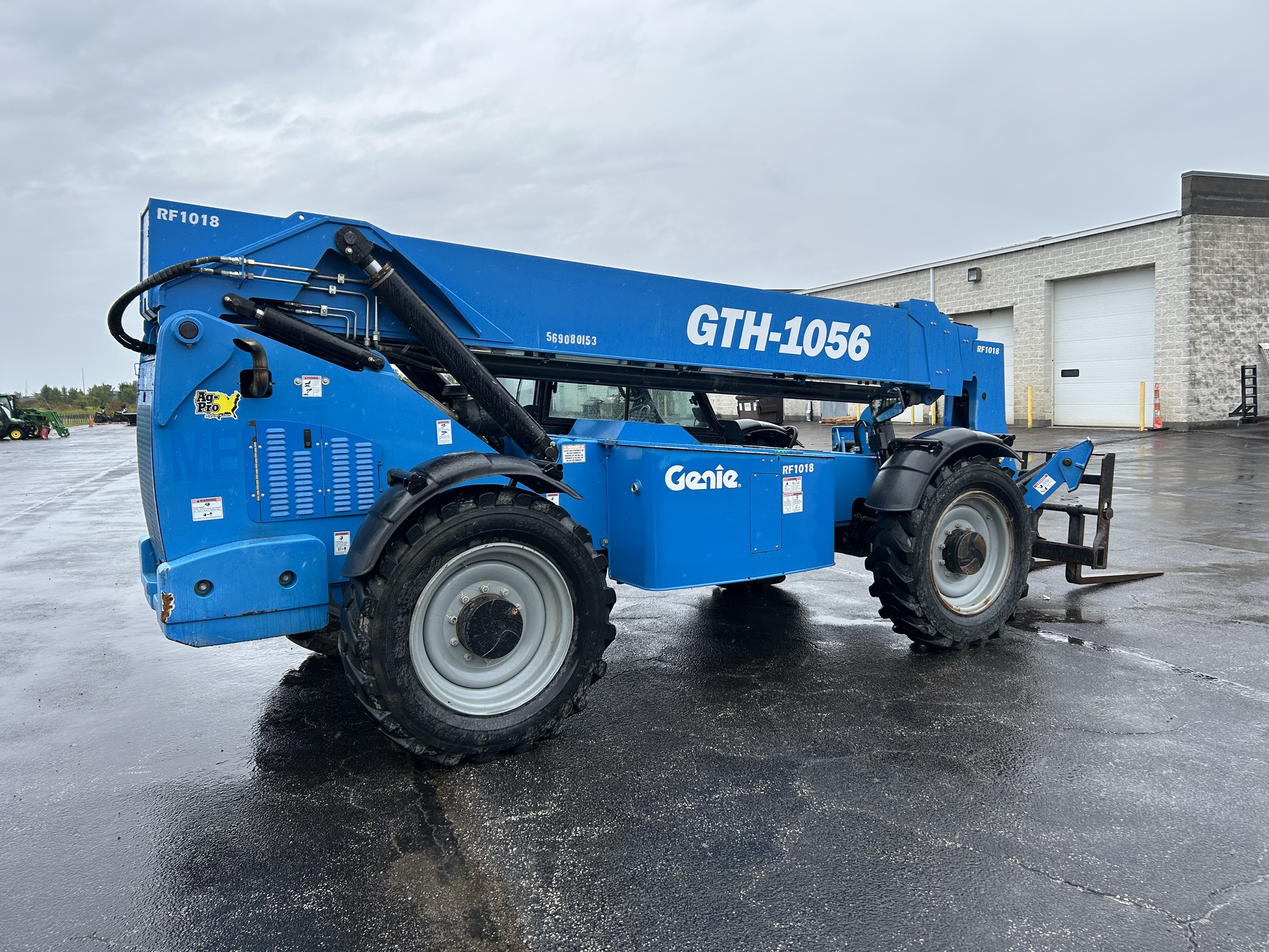 2017 Genie GTH1056 Image 3