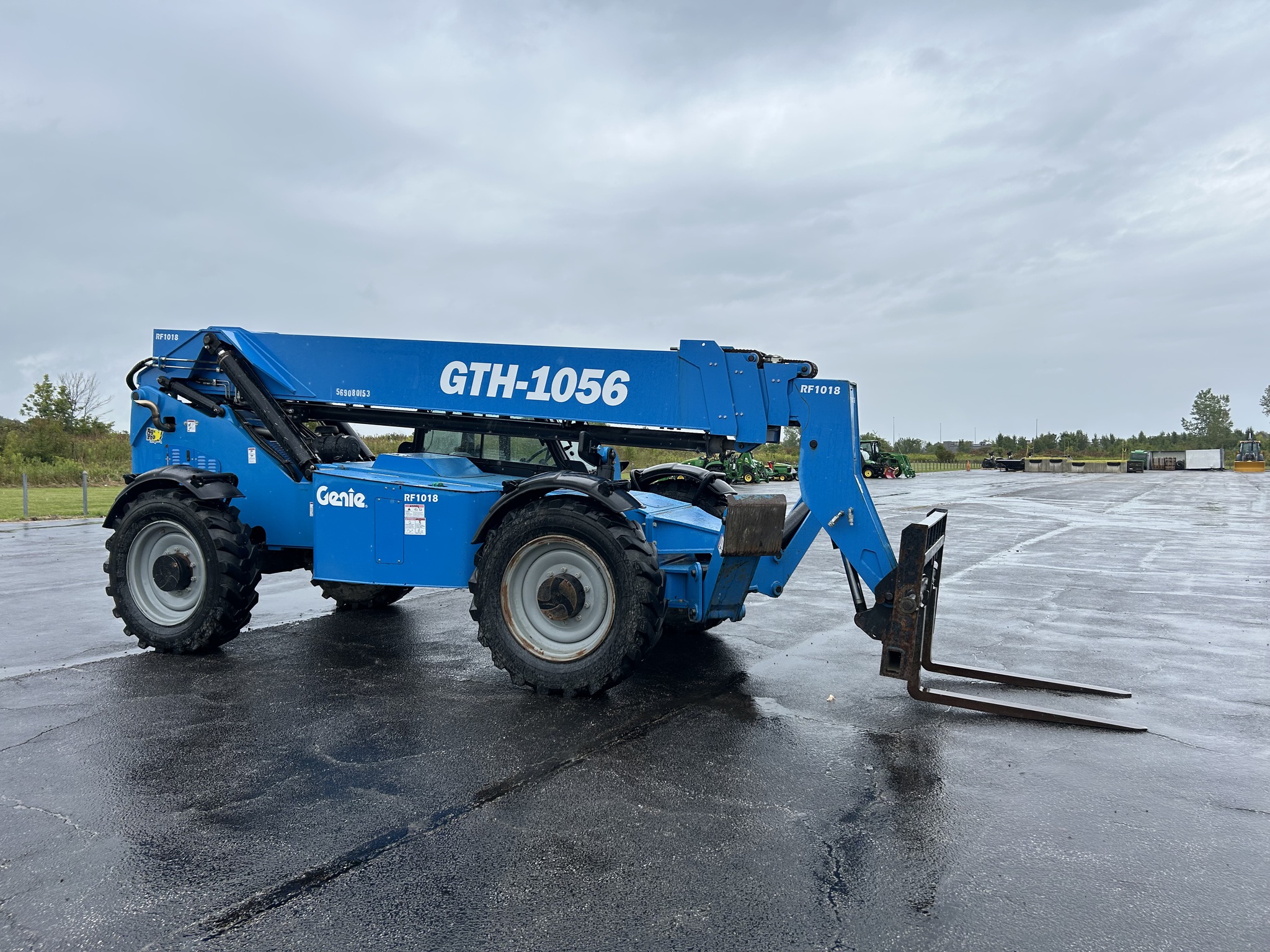 2017 Genie GTH1056 Image 4