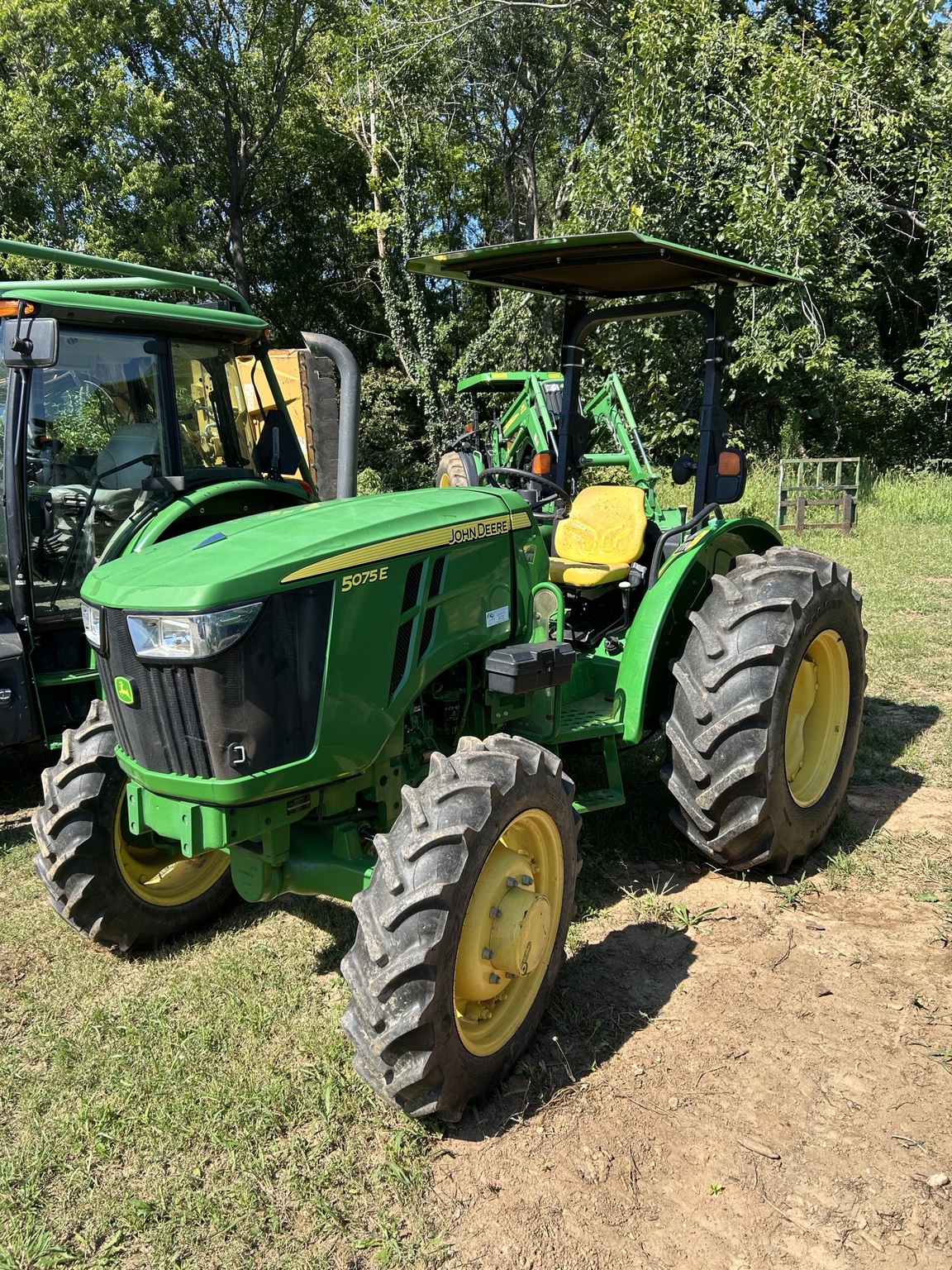 2017 John Deere 5075E Image 1