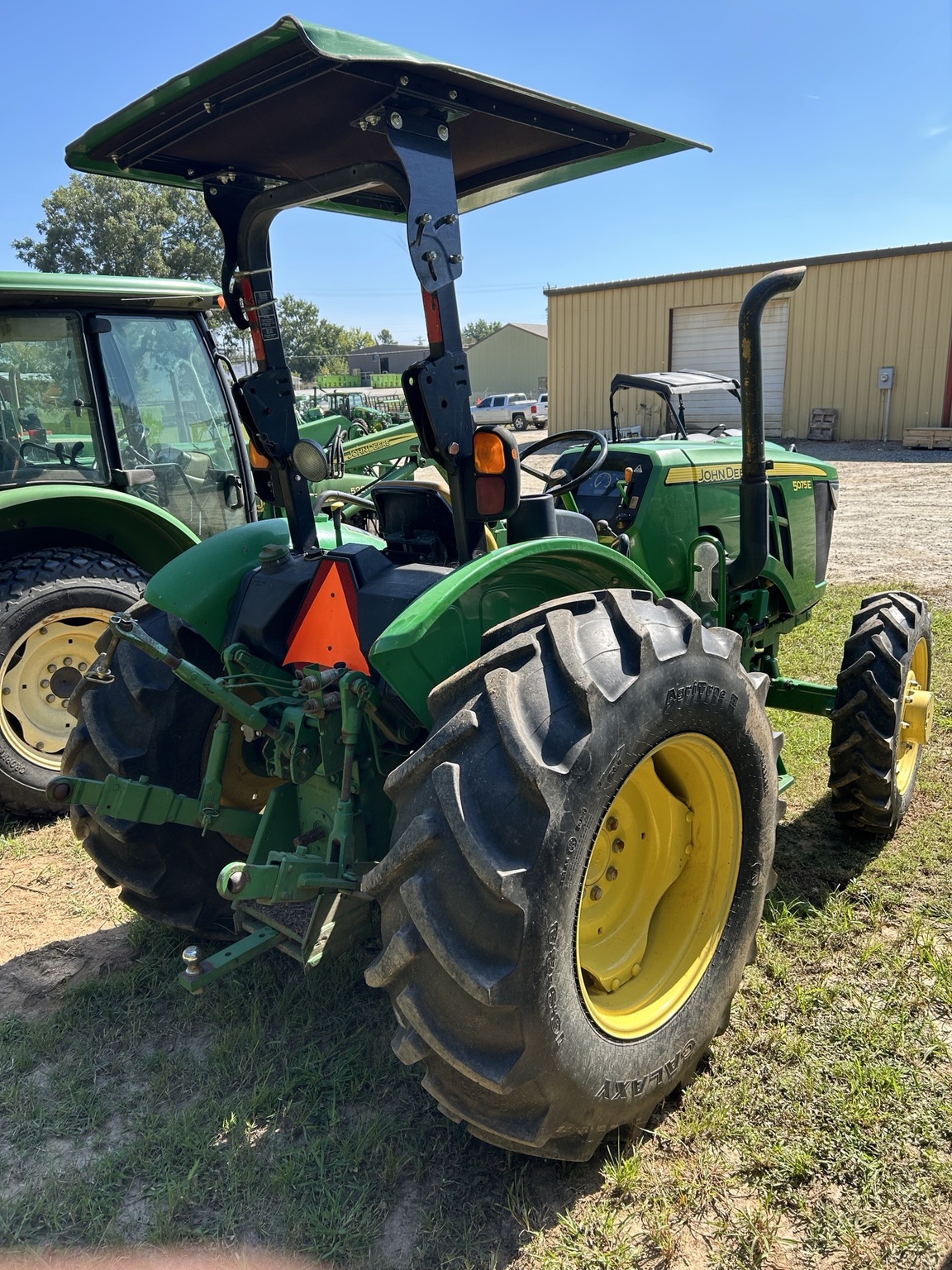 2017 John Deere 5075E Image 2