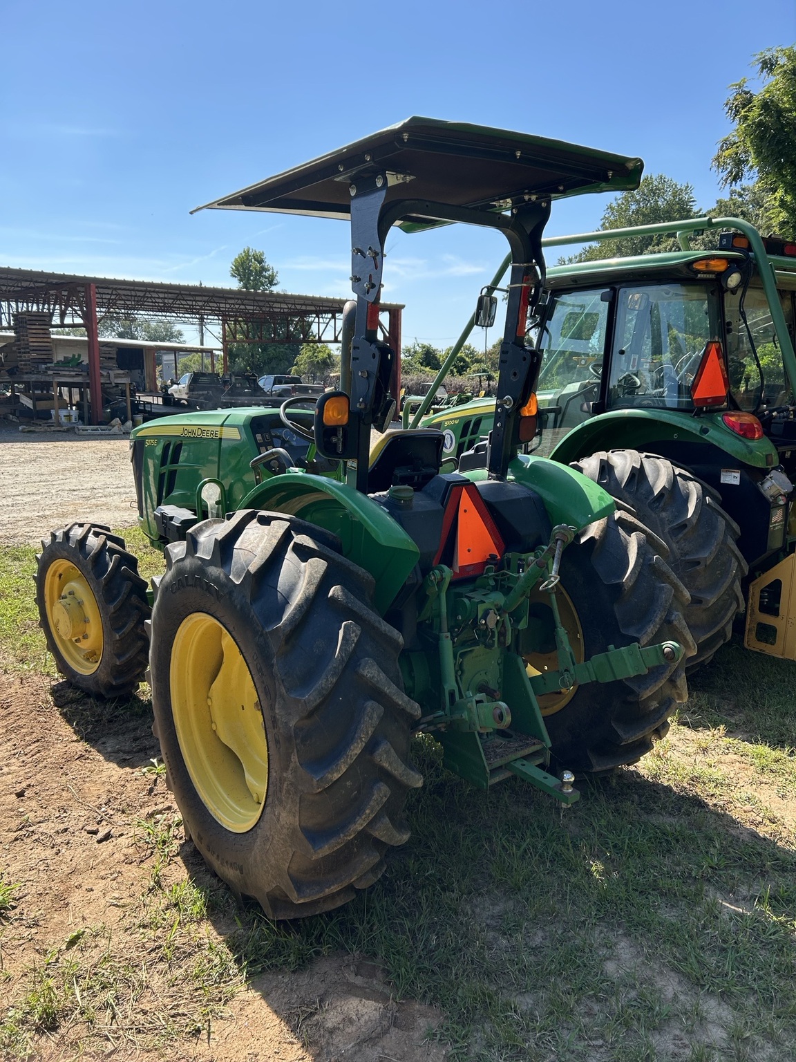 2017 John Deere 5075E Image 3