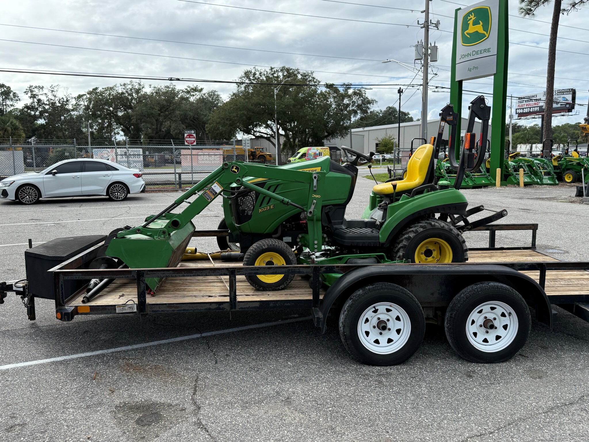 2014 John Deere 1023E Image 2