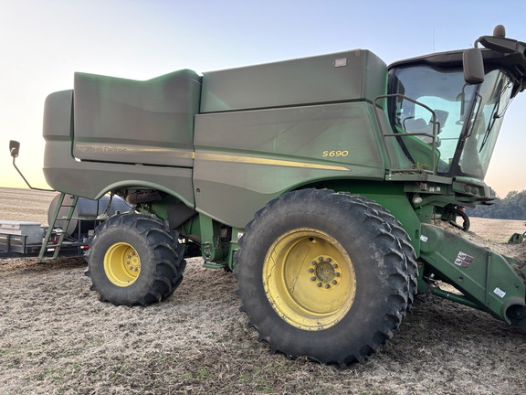 Photo of 2017 John Deere S690
