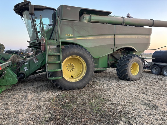 Photo of 2017 John Deere S690