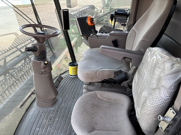 Photo of 2017 John Deere S690