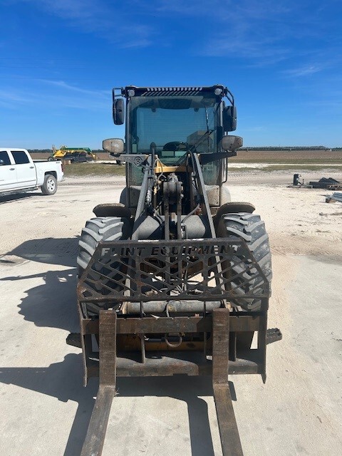 2019 John Deere 204L Image 2