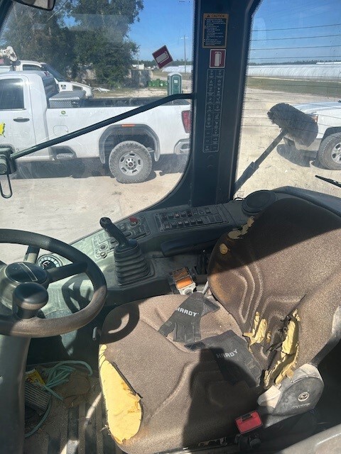 2019 John Deere 204L Image 5