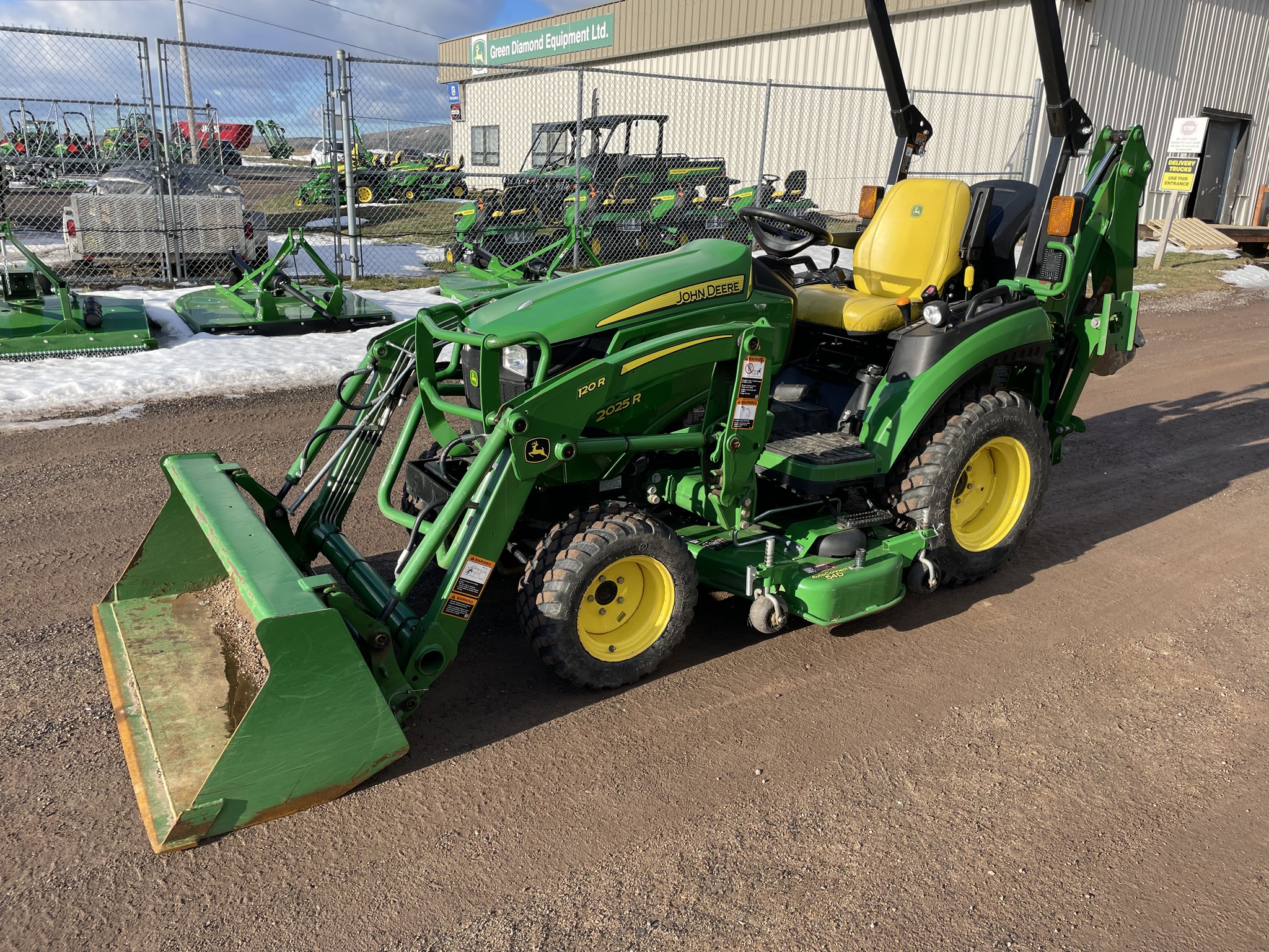 2020 John Deere 2025R Image 1