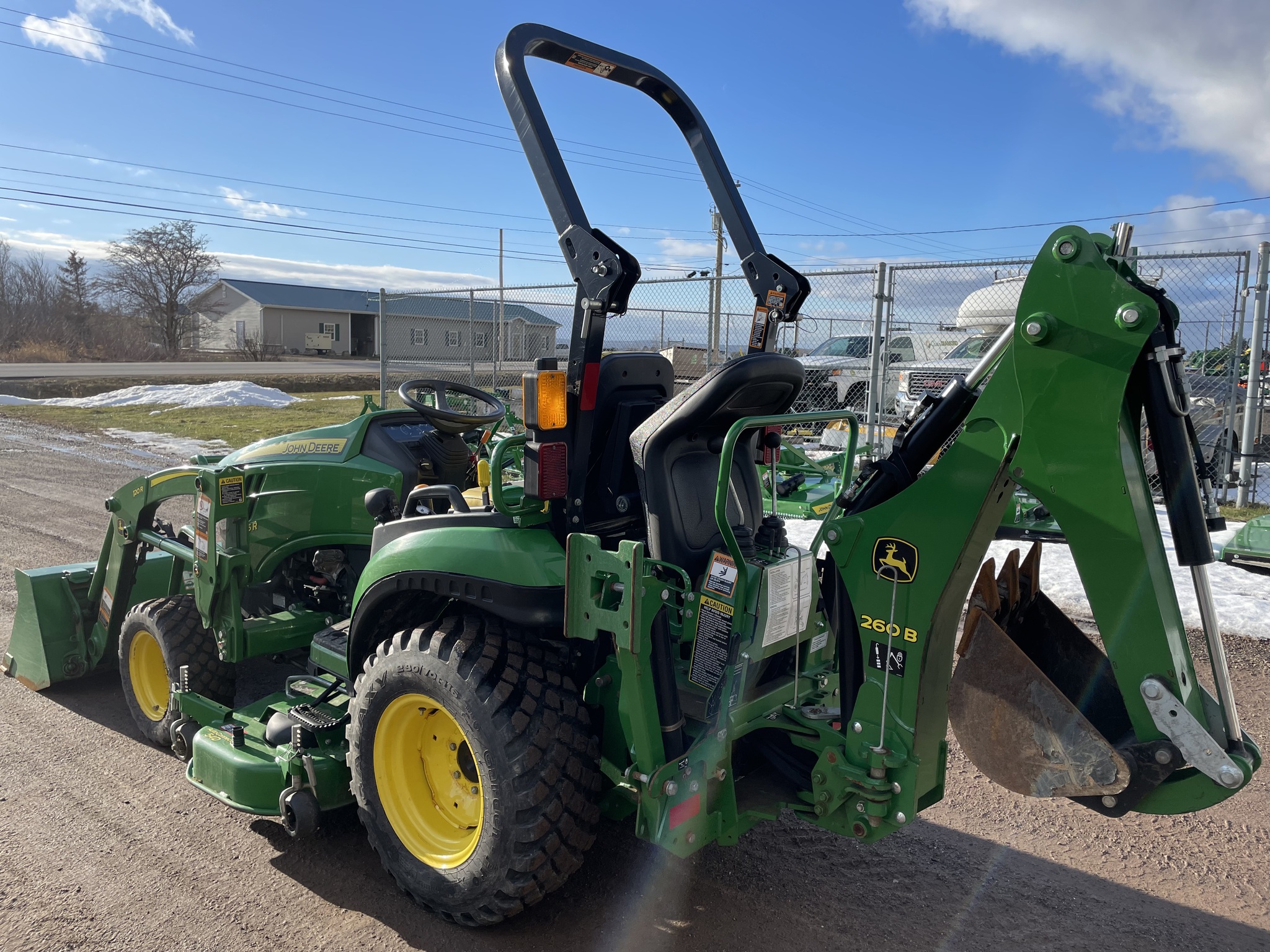 2020 John Deere 2025R Image 3