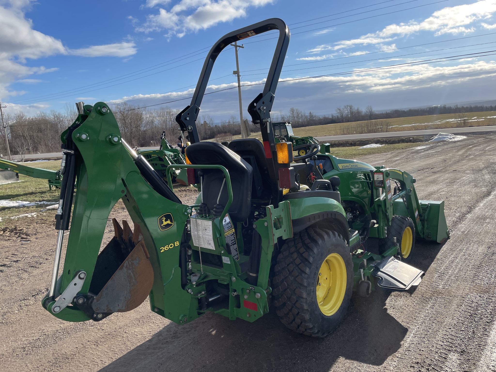 2020 John Deere 2025R Image 4