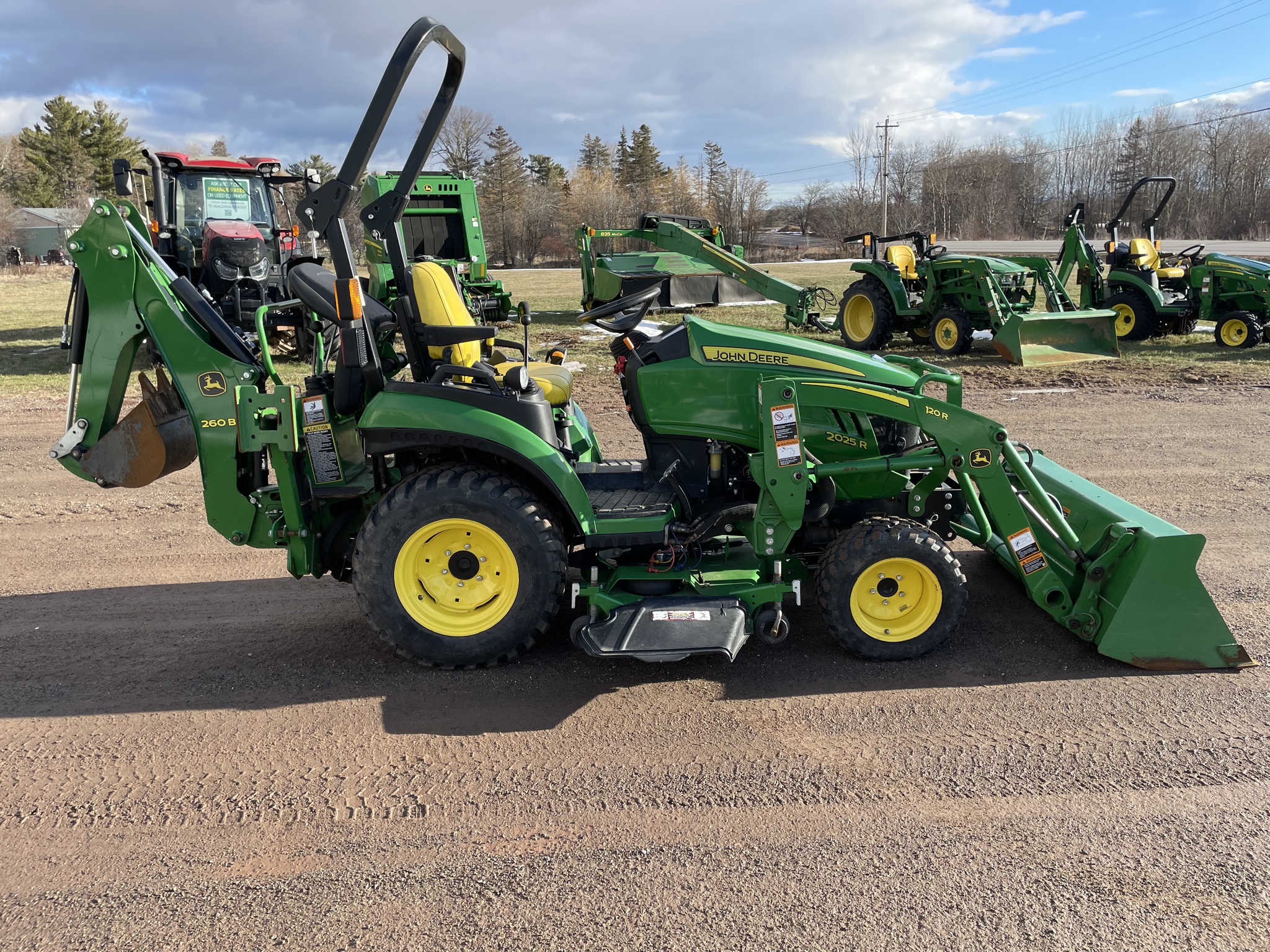 2020 John Deere 2025R Image 5