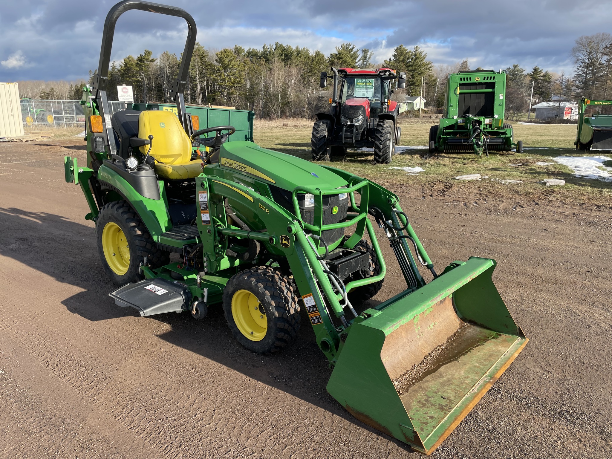2020 John Deere 2025R Image 6