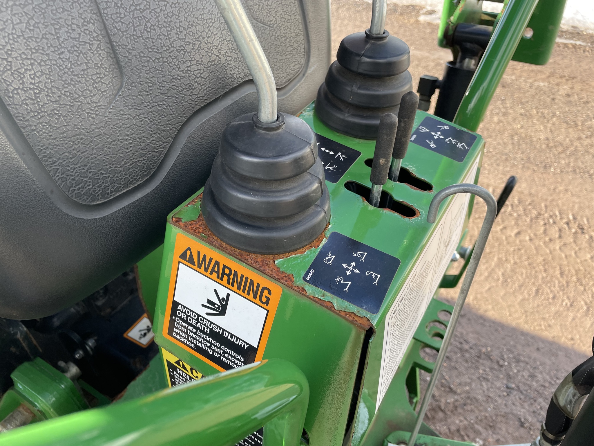 2020 John Deere 2025R Image 9