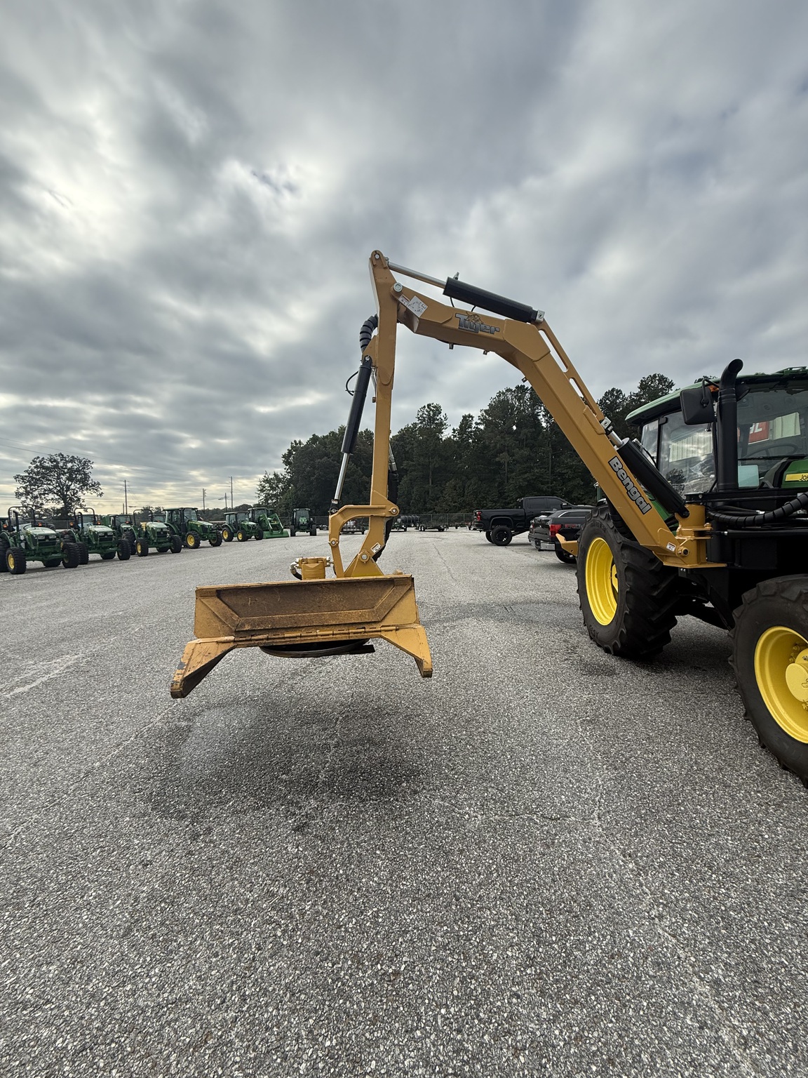 2023 John Deere 6105E Image 3