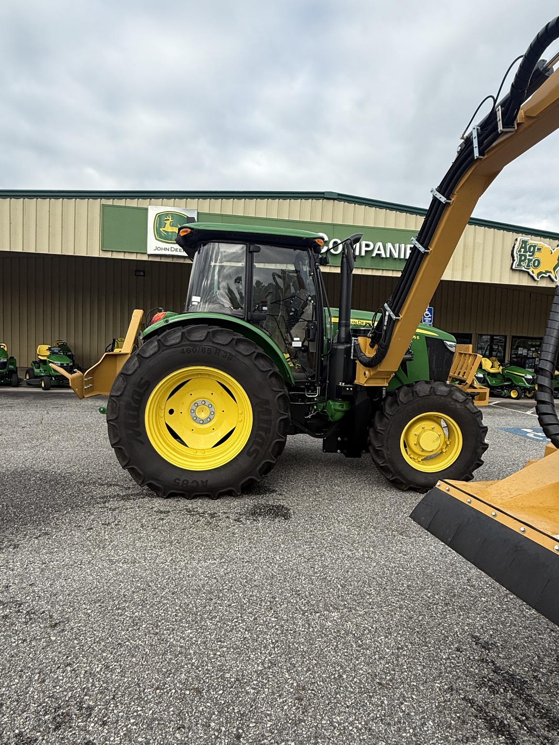 2023 John Deere 6105E Image 5