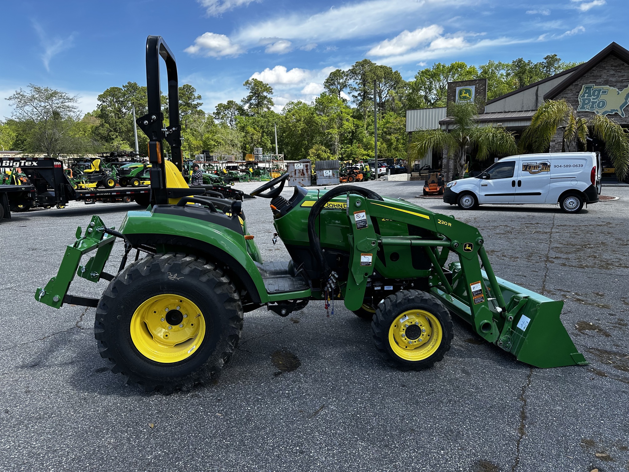 2025 John Deere 2032R Image 3