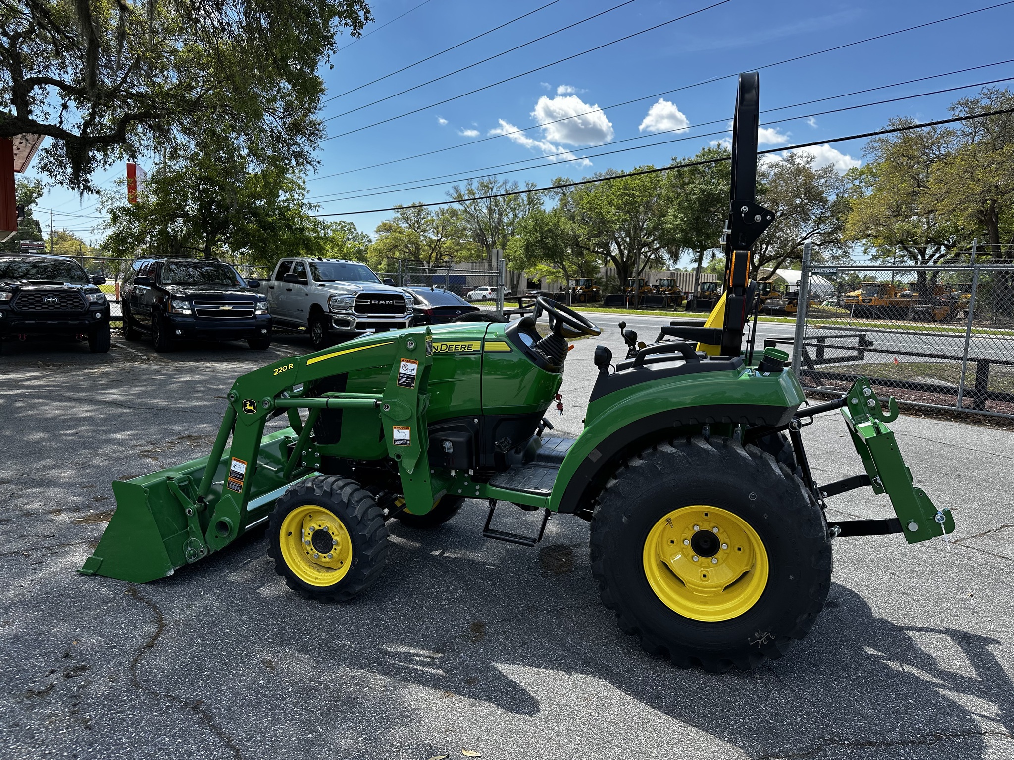 2025 John Deere 2032R Image 5