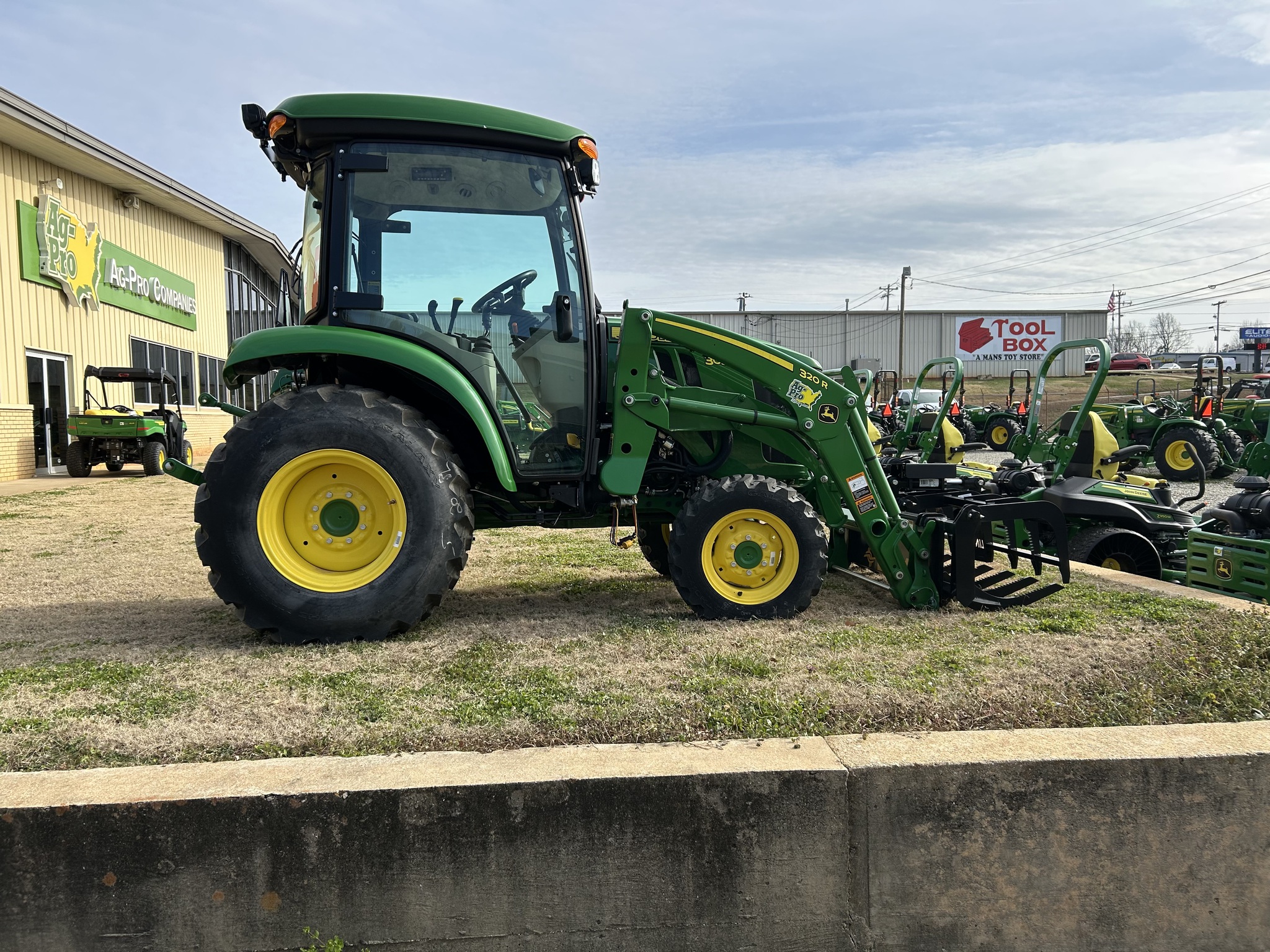 2024 John Deere 3039R Image 4