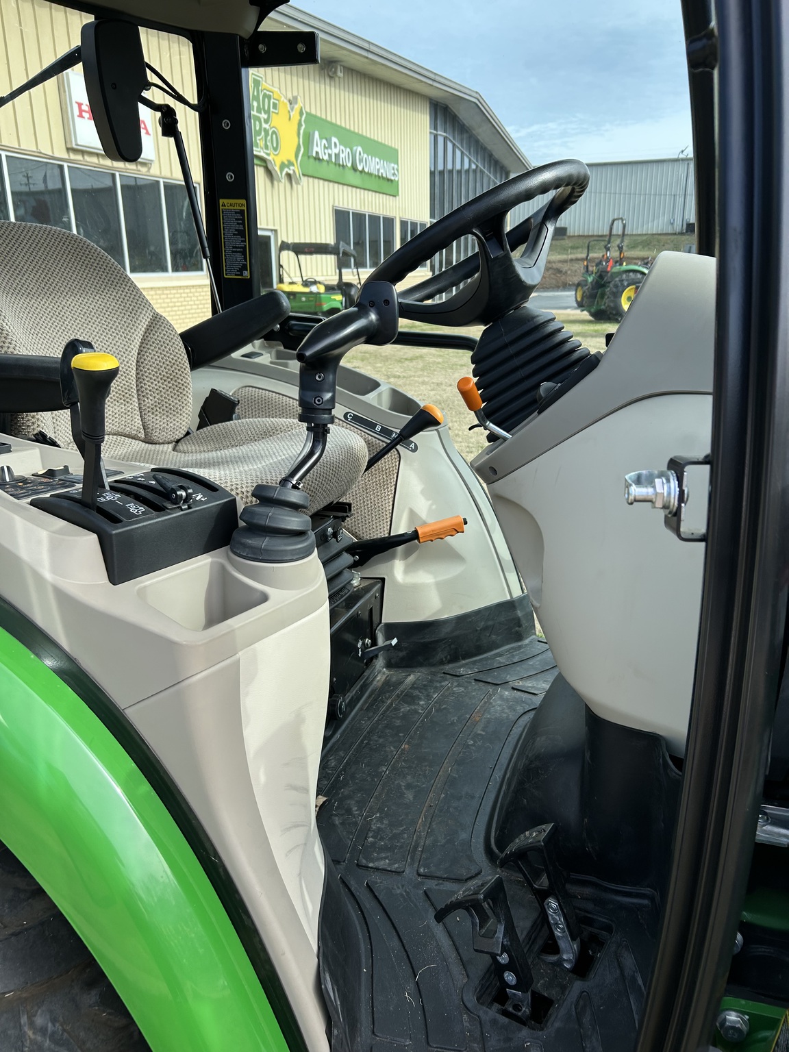 2024 John Deere 3039R Image 5