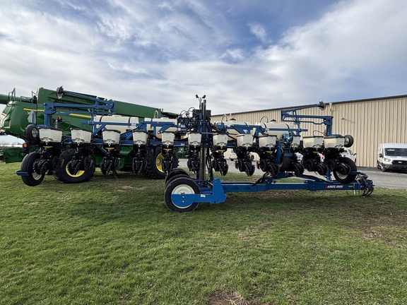 Used 2021 Kinze 3605 Planters: Drawn at Koenig Equipment in Oxford, OH - Photo5