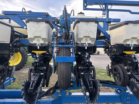 Used 2021 Kinze 3605 Planters: Drawn at Koenig Equipment in Oxford, OH - Photo16