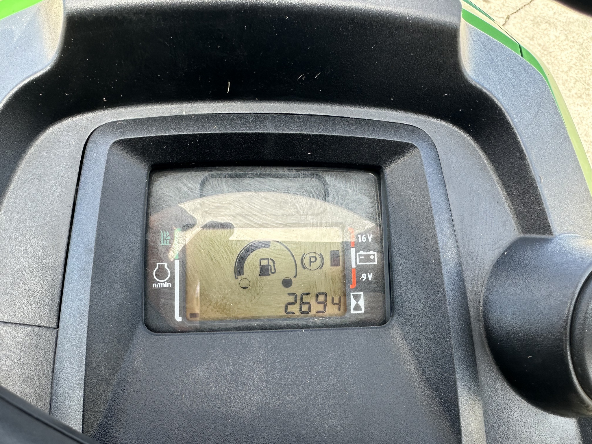 2021 John Deere X590 Image 7