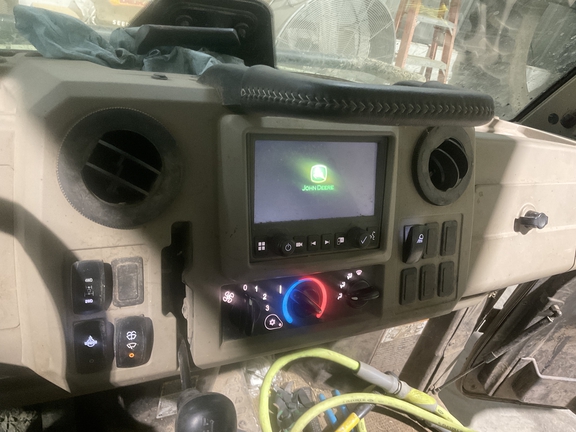 2023 John Deere XUV 835R - Photo9
