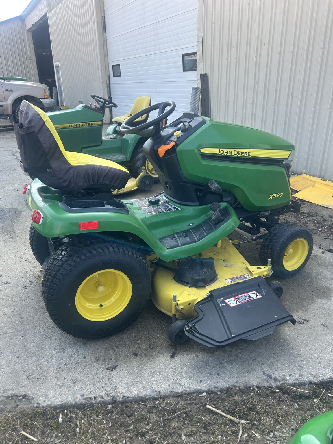 2017 John Deere X390 Image 3