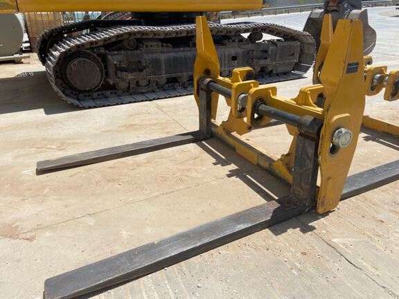 Photo of a 2023 John Deere 644FORKS72