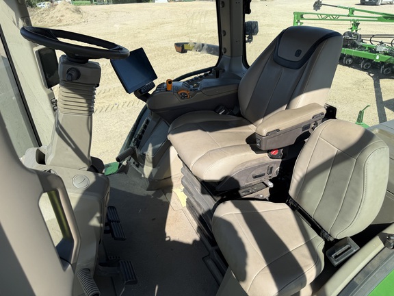 2025 John Deere 8R 410 - Photo29