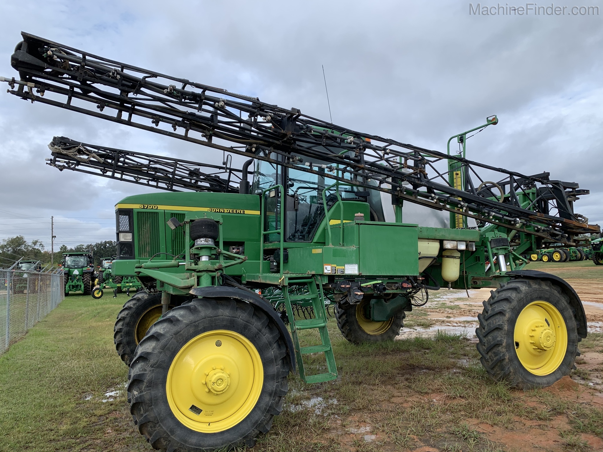 2002 John Deere 4700 Image 2