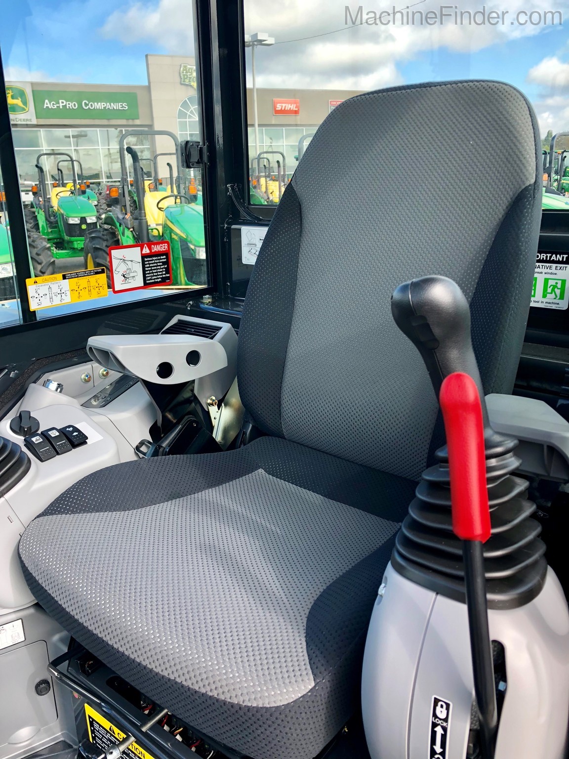 2020 John Deere 60G CAB Image 6