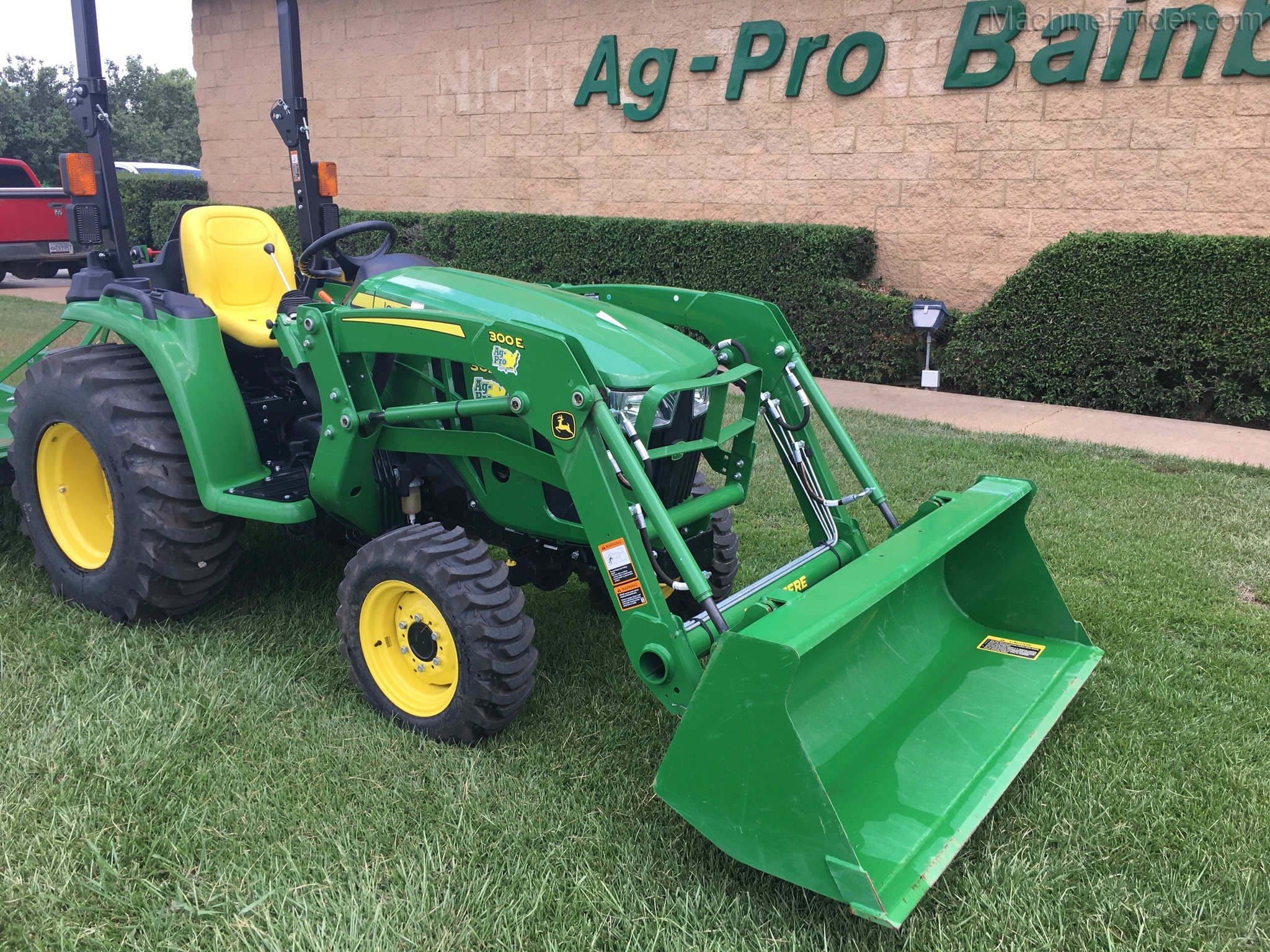 2019 John Deere 3025E Image 2