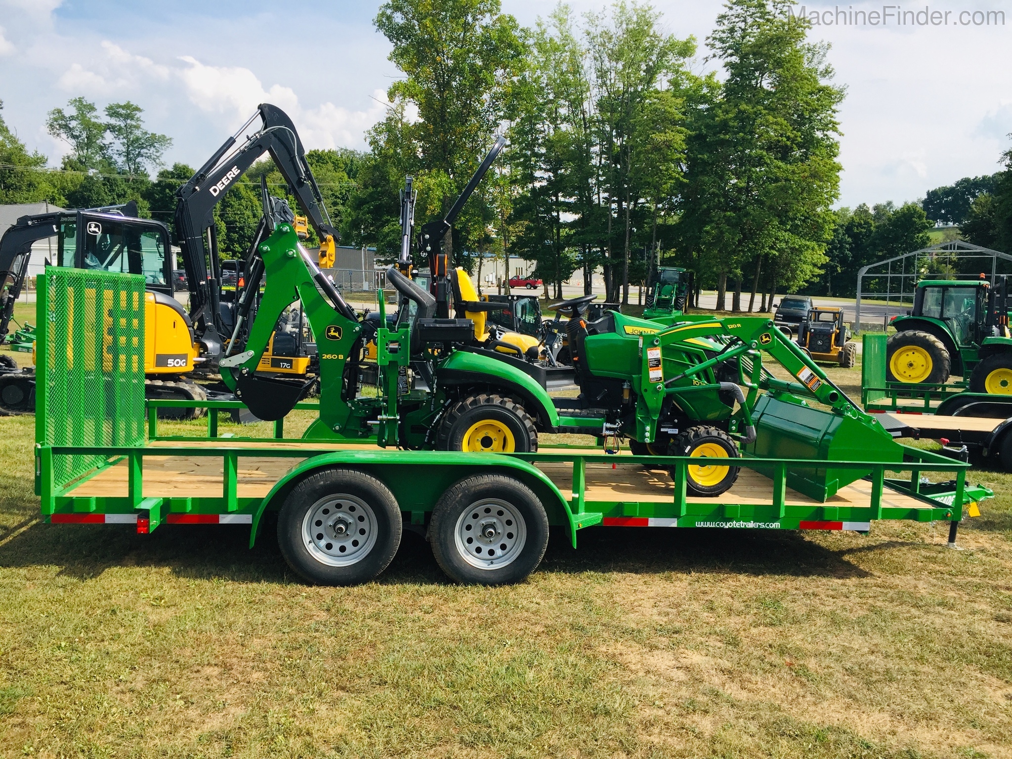 2020 John Deere 1025R Image 2