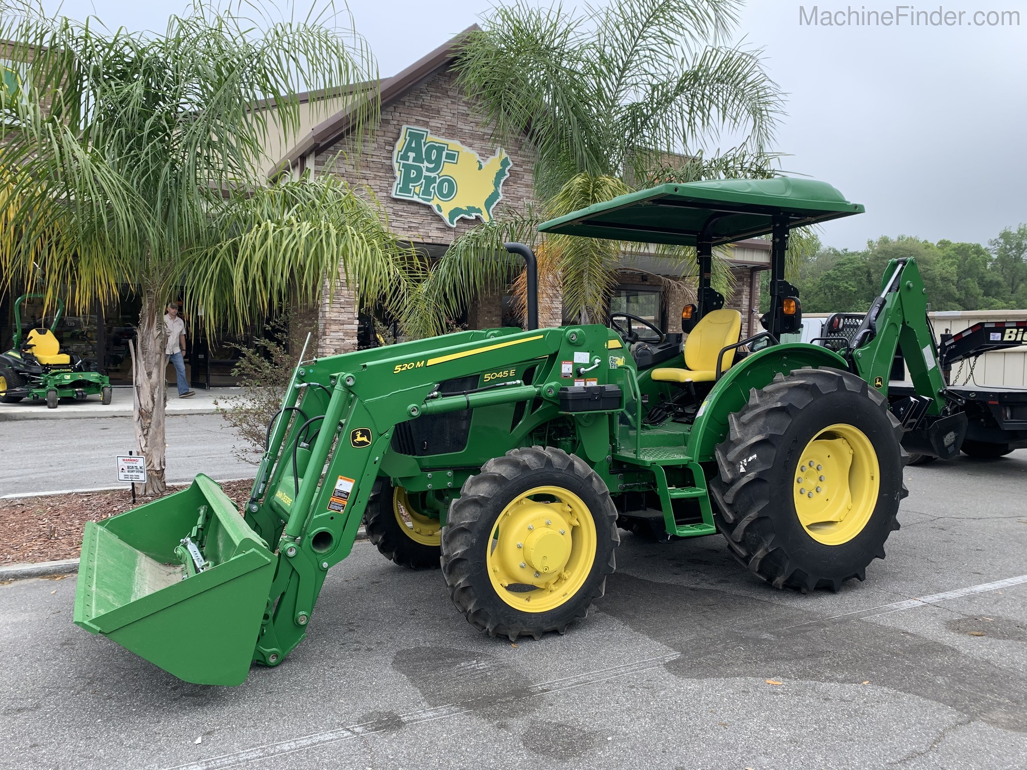 2020 John Deere 5045E Image 2