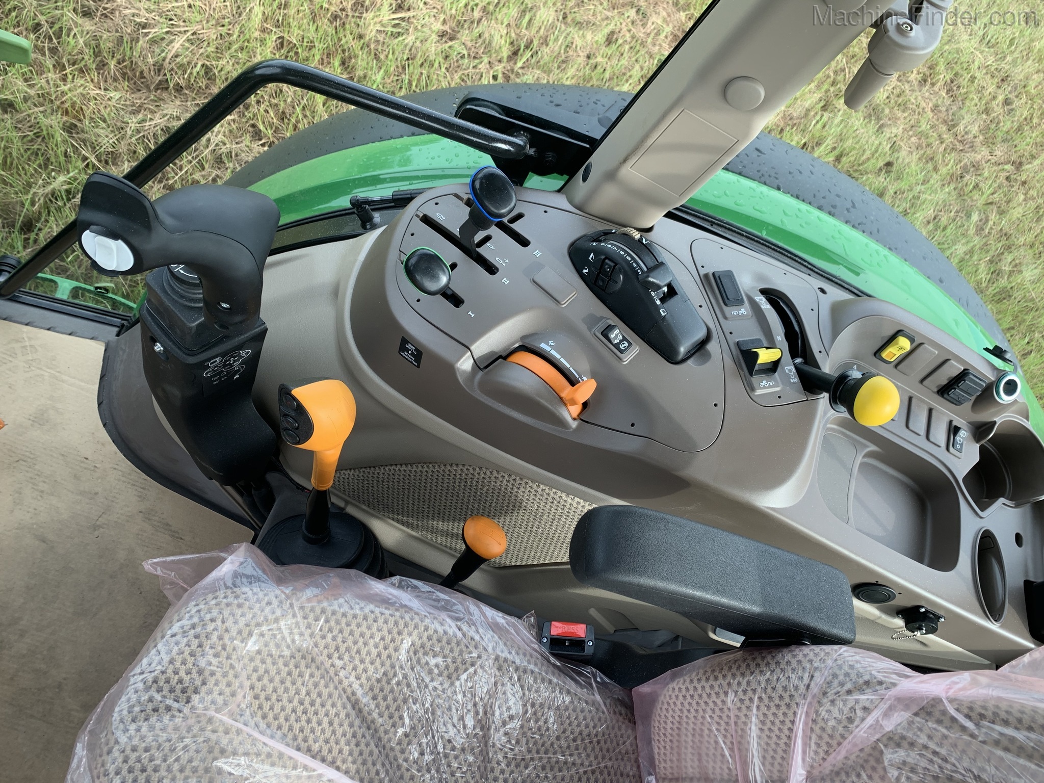 2020 John Deere 5100M Image 8