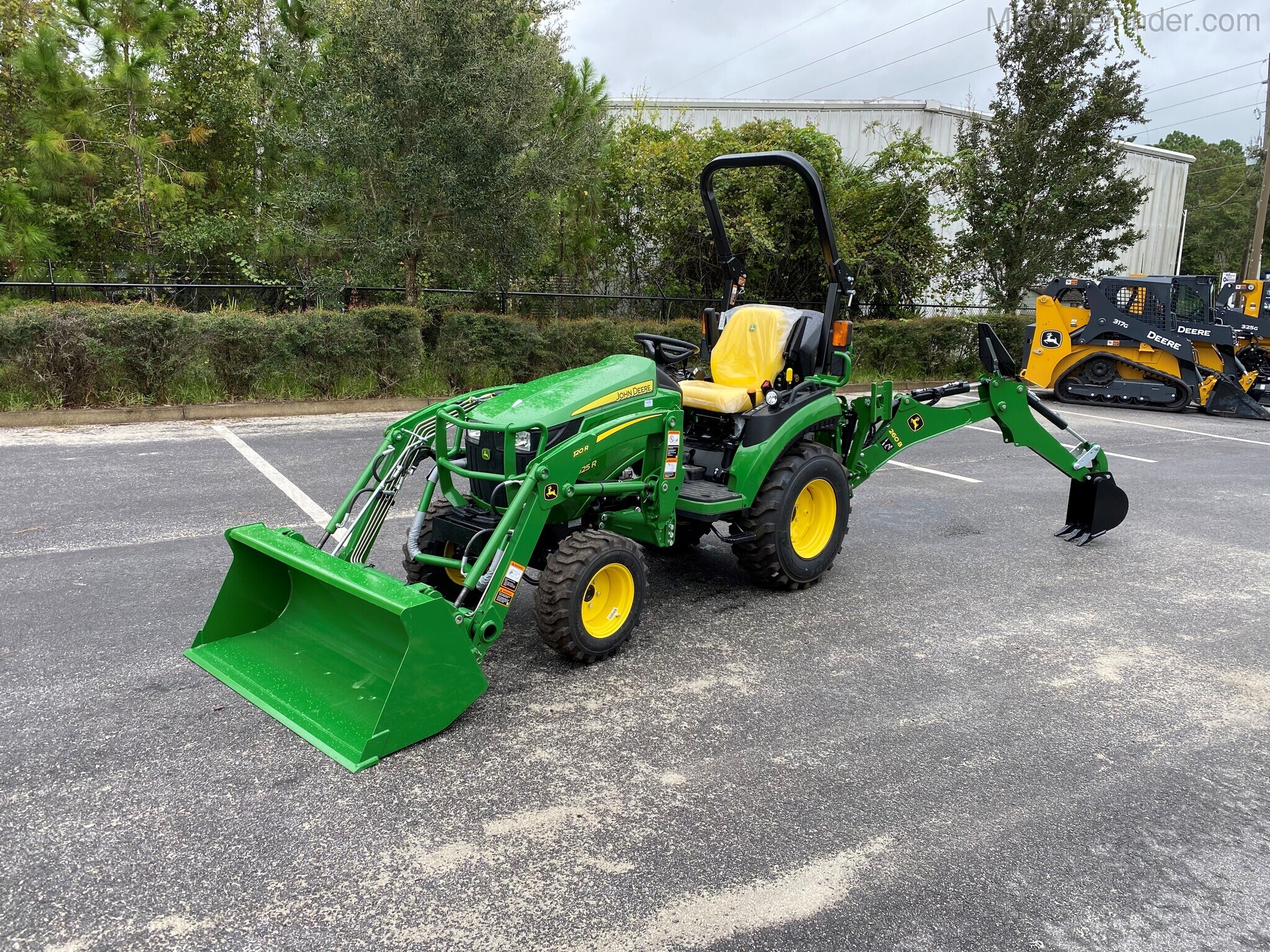 2021 John Deere 2025R TLB Image 2