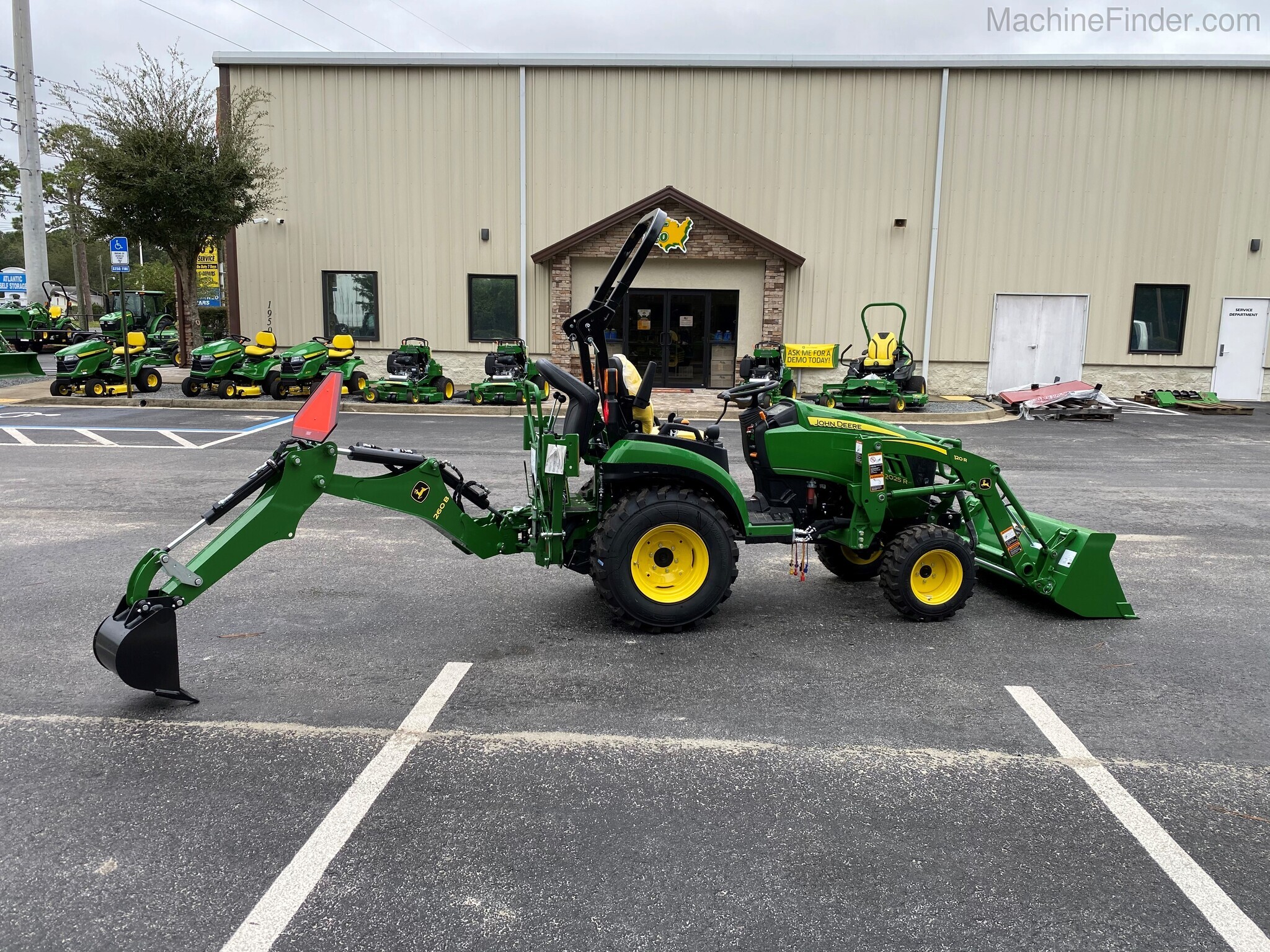2021 John Deere 2025R TLB Image 4
