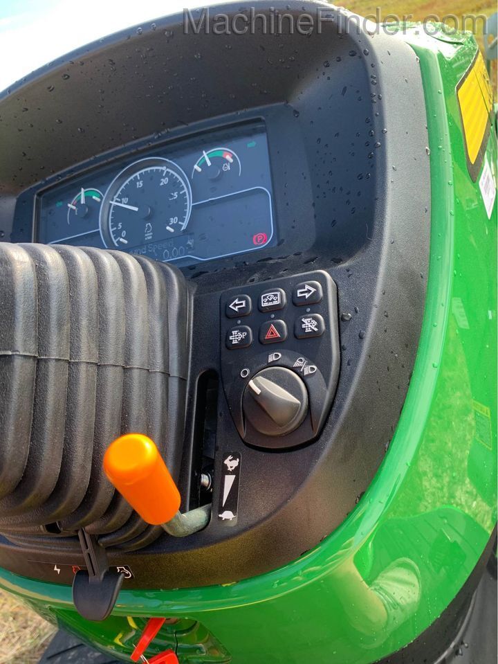 2020 John Deere 3039R Image 5