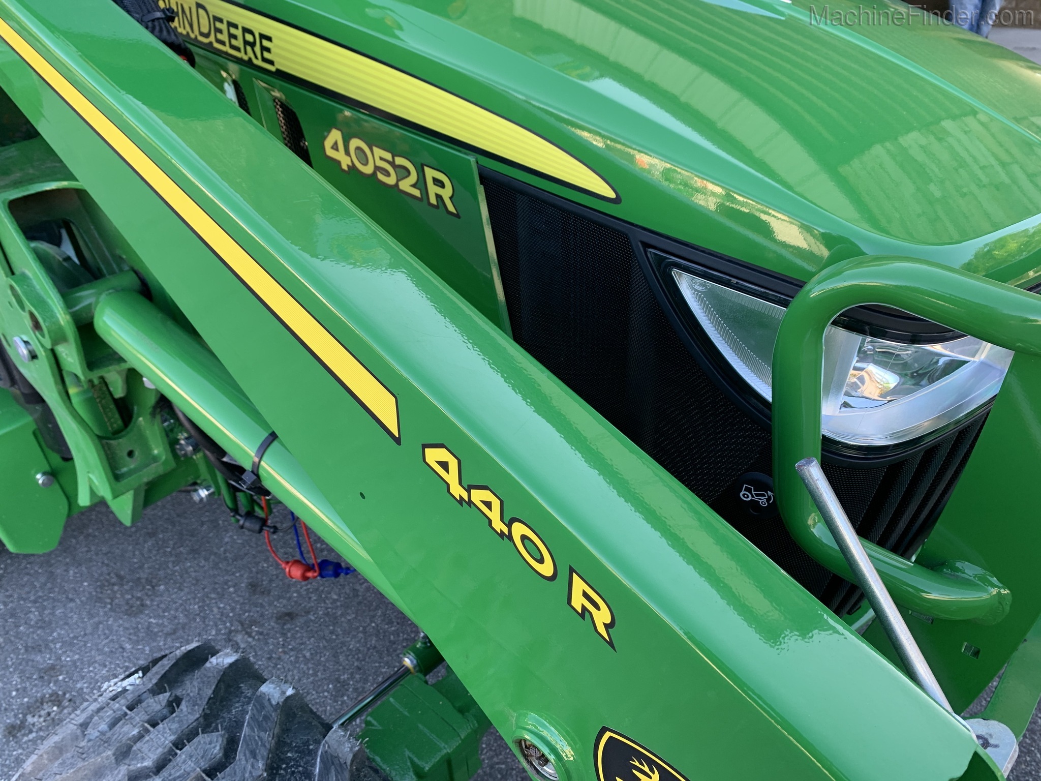 2020 John Deere 4052R Image 4