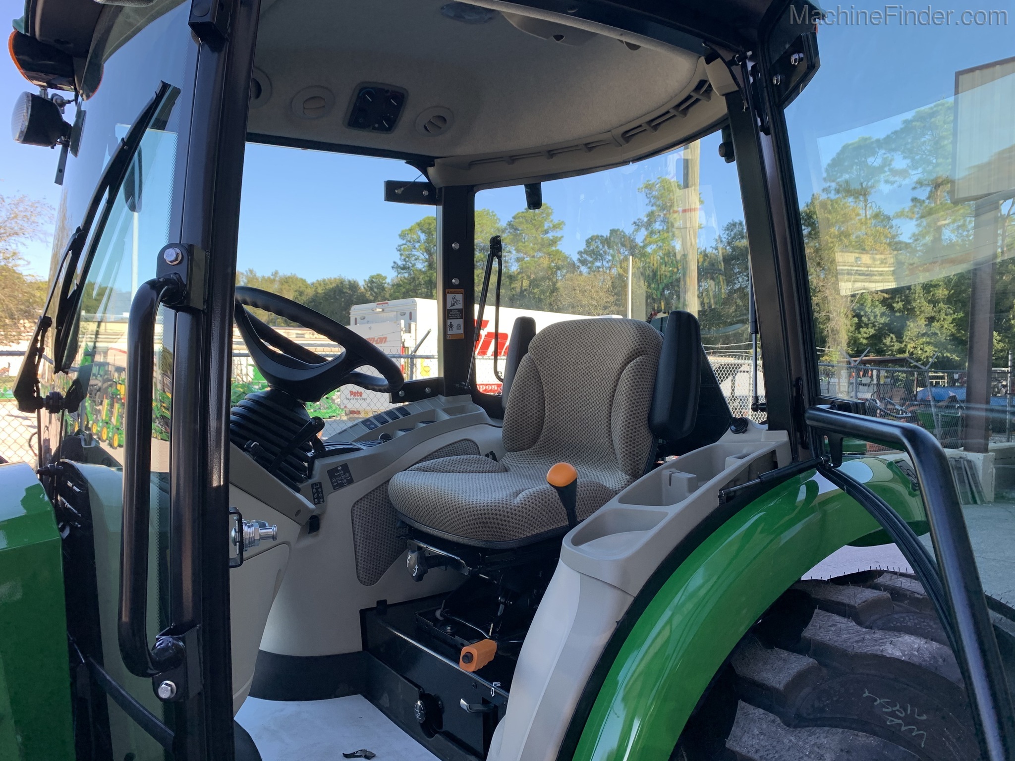 2020 John Deere 4052R Image 9
