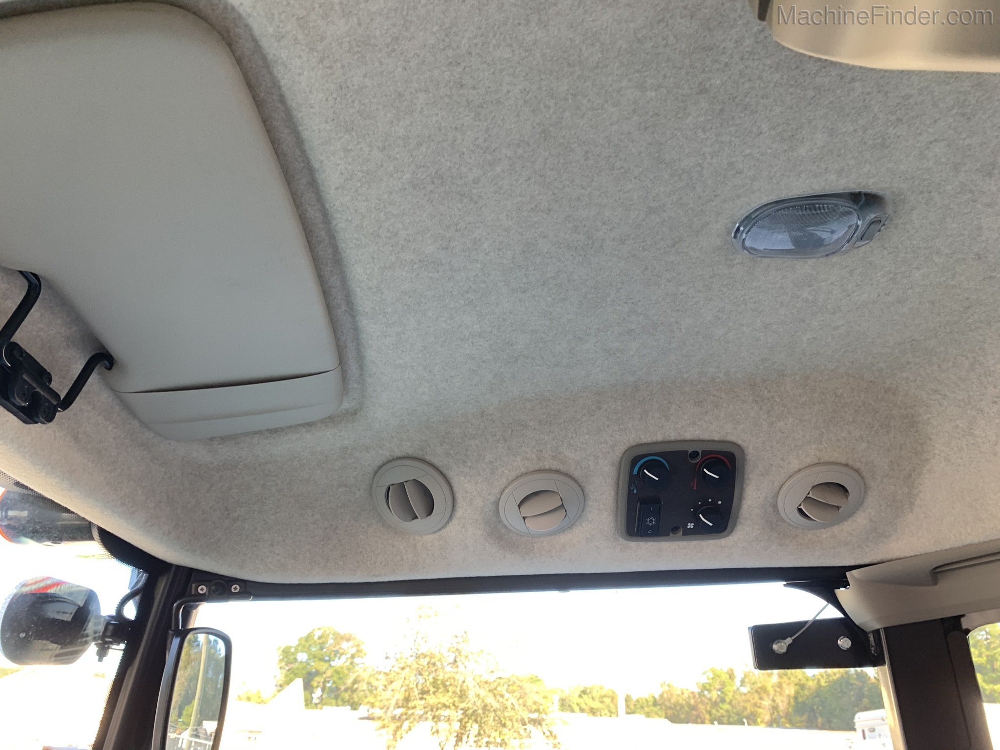 2020 John Deere 4052R Image 11