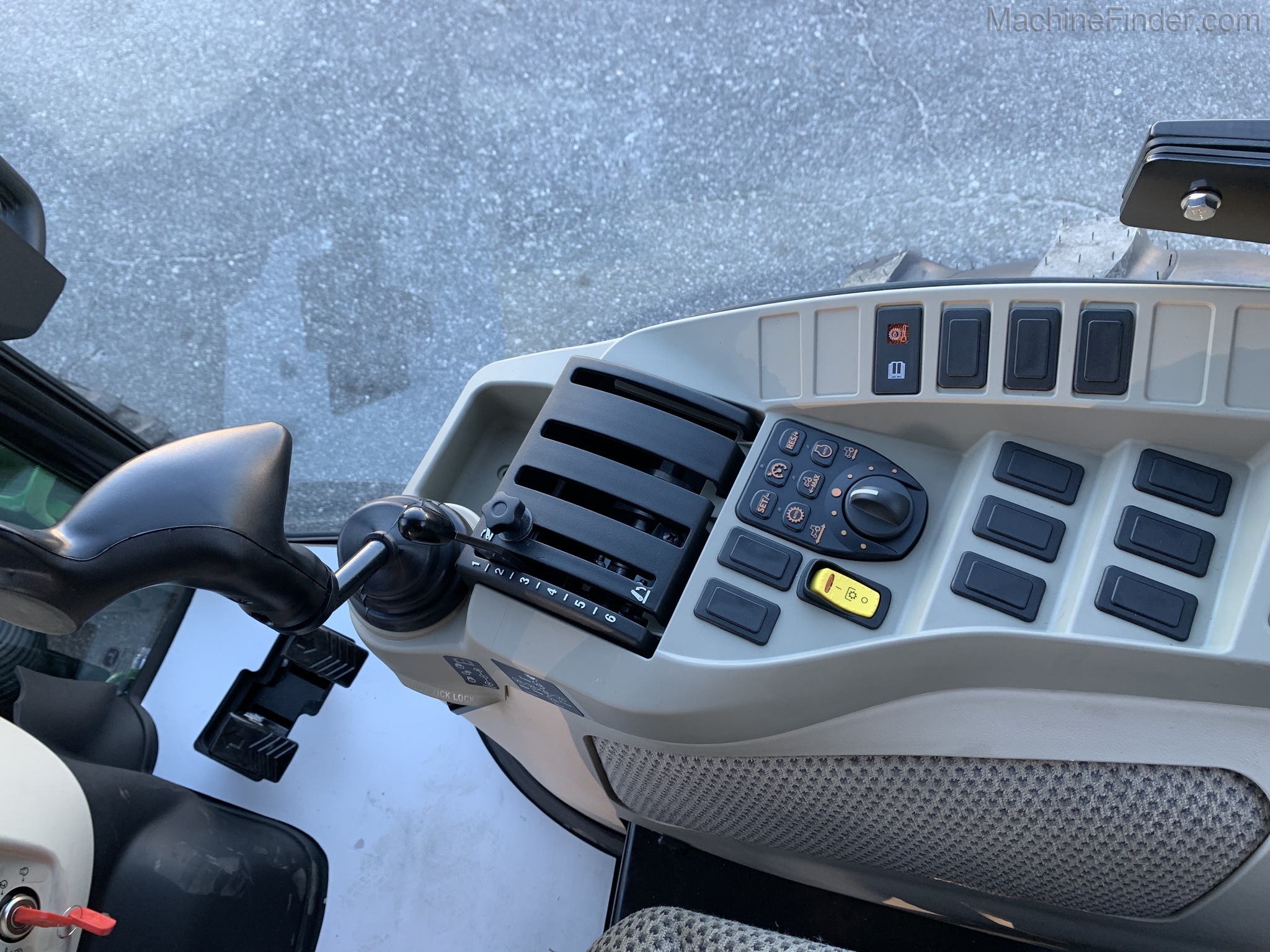 2020 John Deere 4052R Image 12