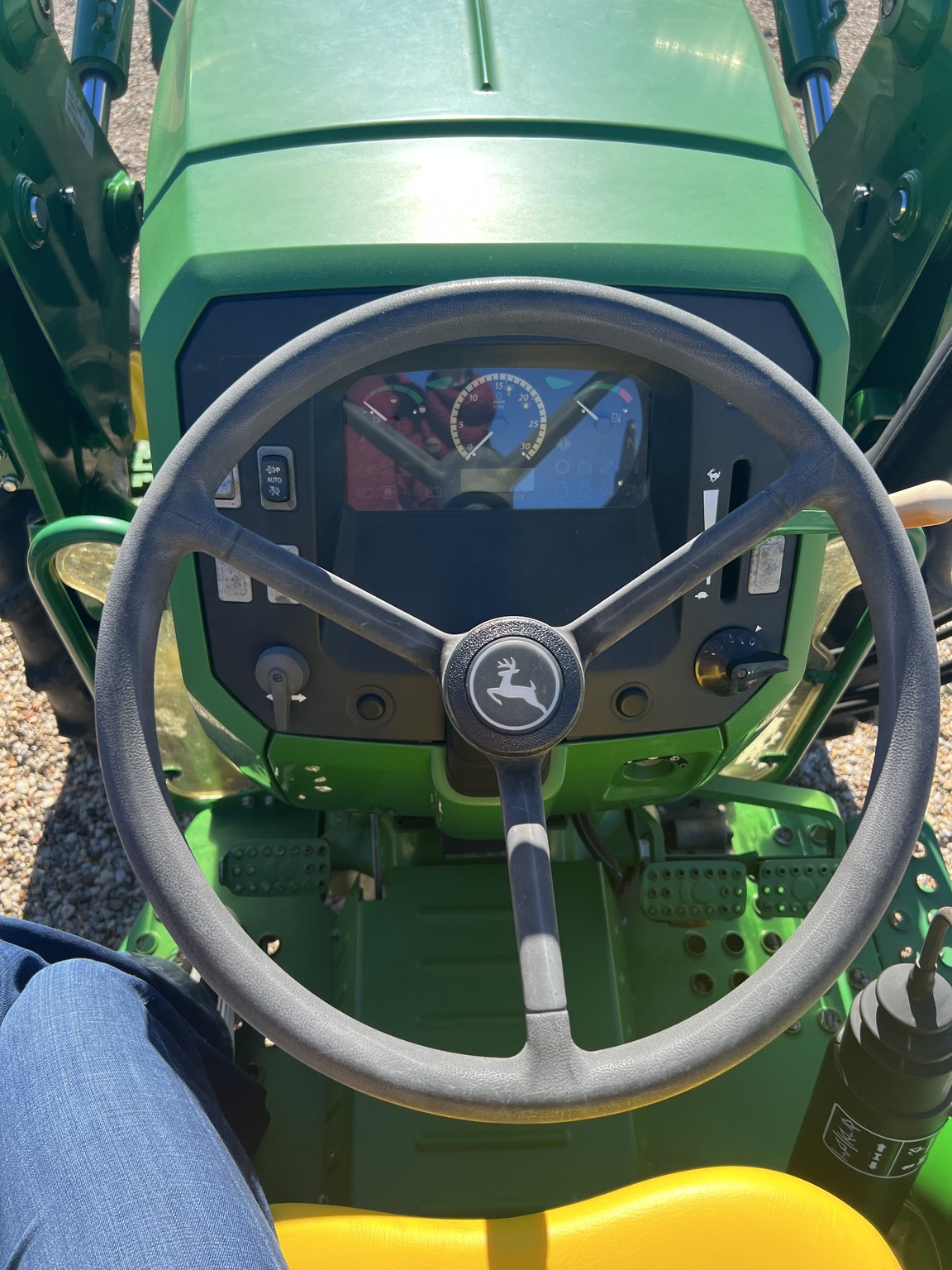 2016 John Deere 5045E Image 4