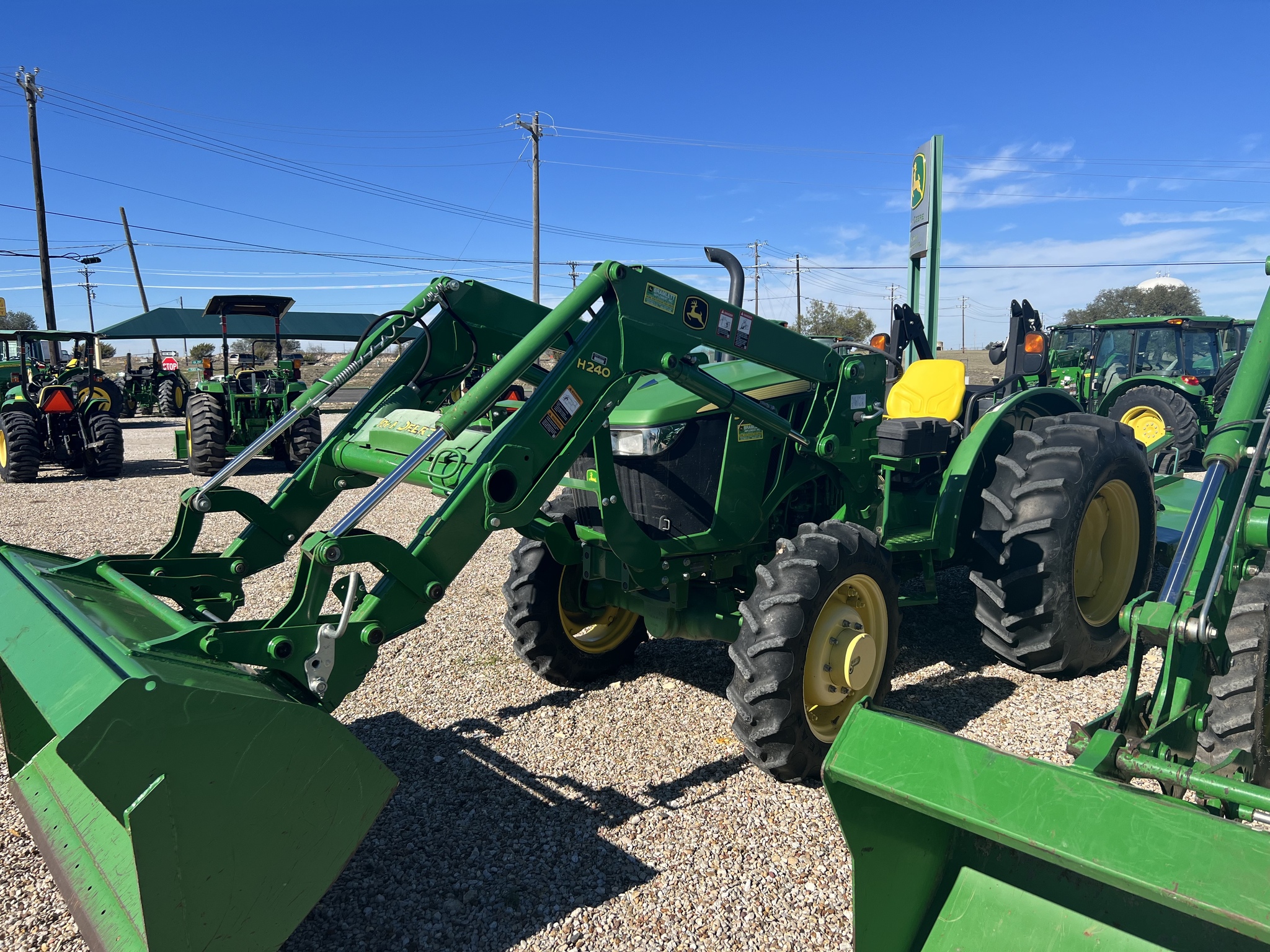 2016 John Deere 5045E Image 1