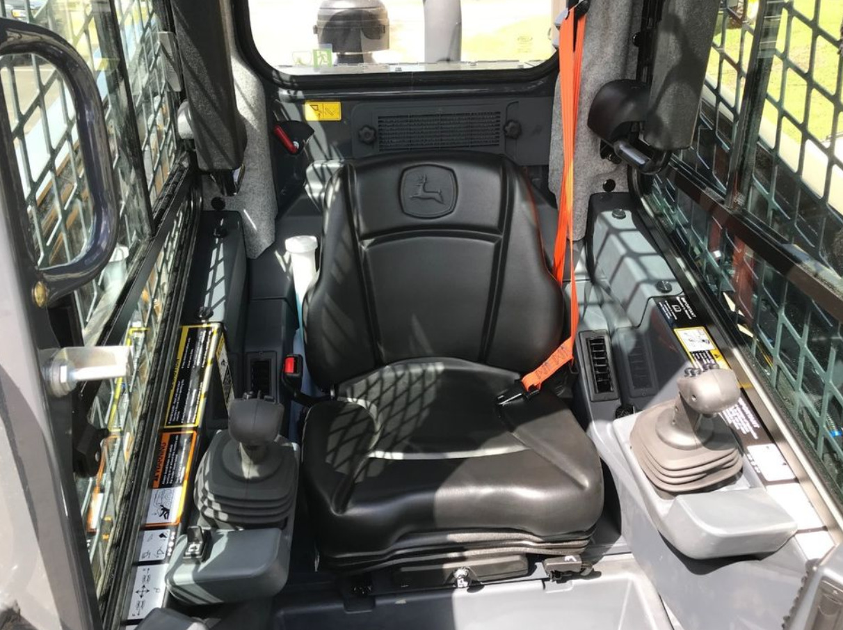 2023 John Deere 333G Image 2