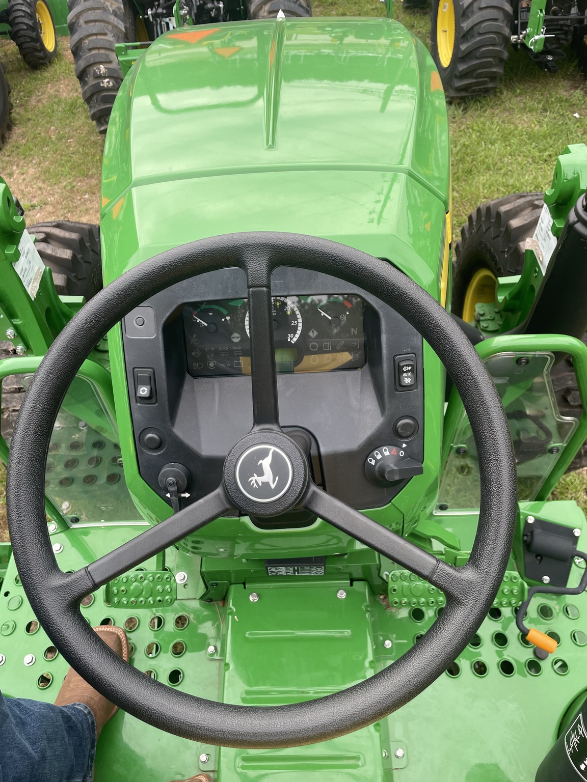 2022 John Deere 5045E Image 10