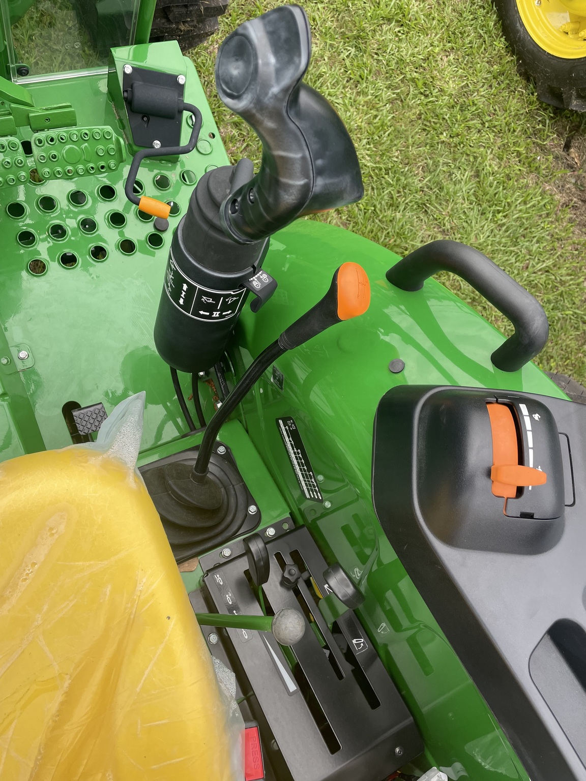 2022 John Deere 5045E Image 9