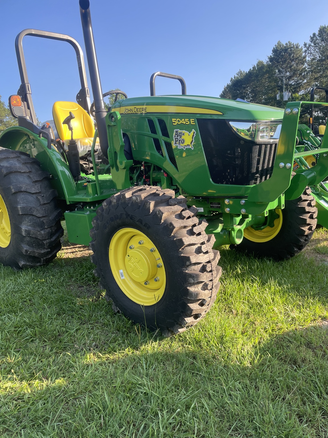 2022 John Deere 5045E Image 2