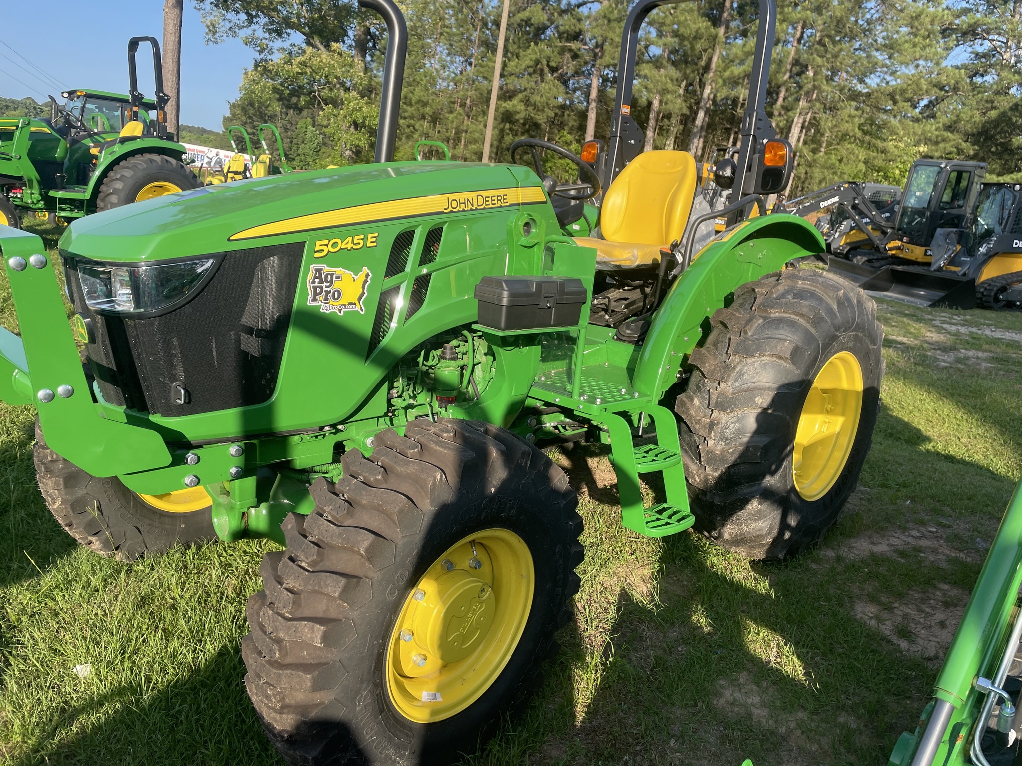 2022 John Deere 5045E Image 5